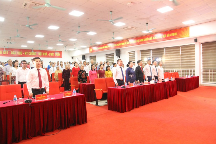 Phường Xuân Phương trang trọng trao Huy hiệu Đảng, tôn vinh những cống hiến bền bỉ của các đảng viên lão thành
