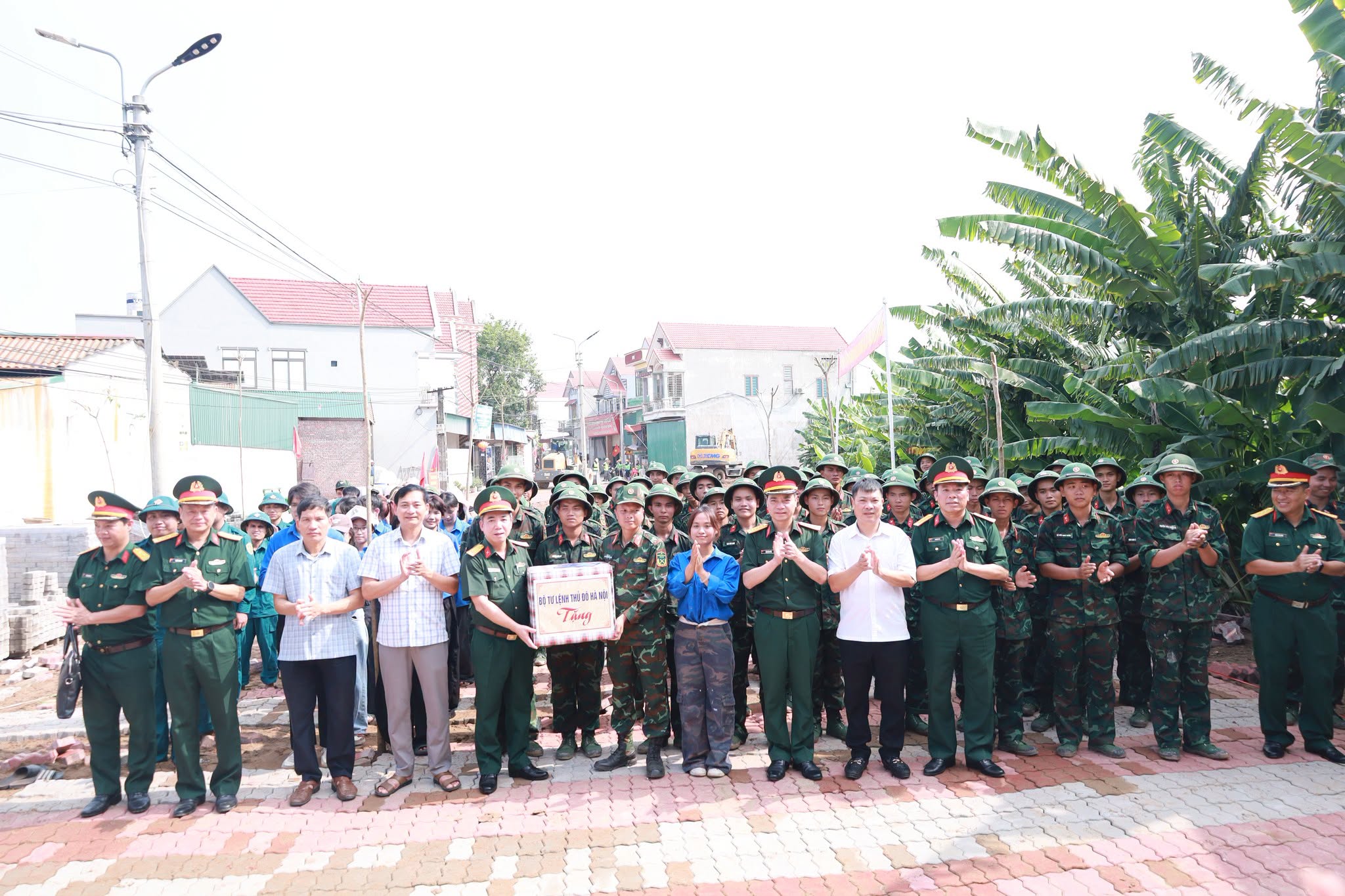 Lãnh đạo Bộ Tư lệnh Thủ đô Hà Nội động viên cán bộ, chiến sĩ Trung đoàn Bộ binh 692 làm công tác dân vận tại xã Minh Châu