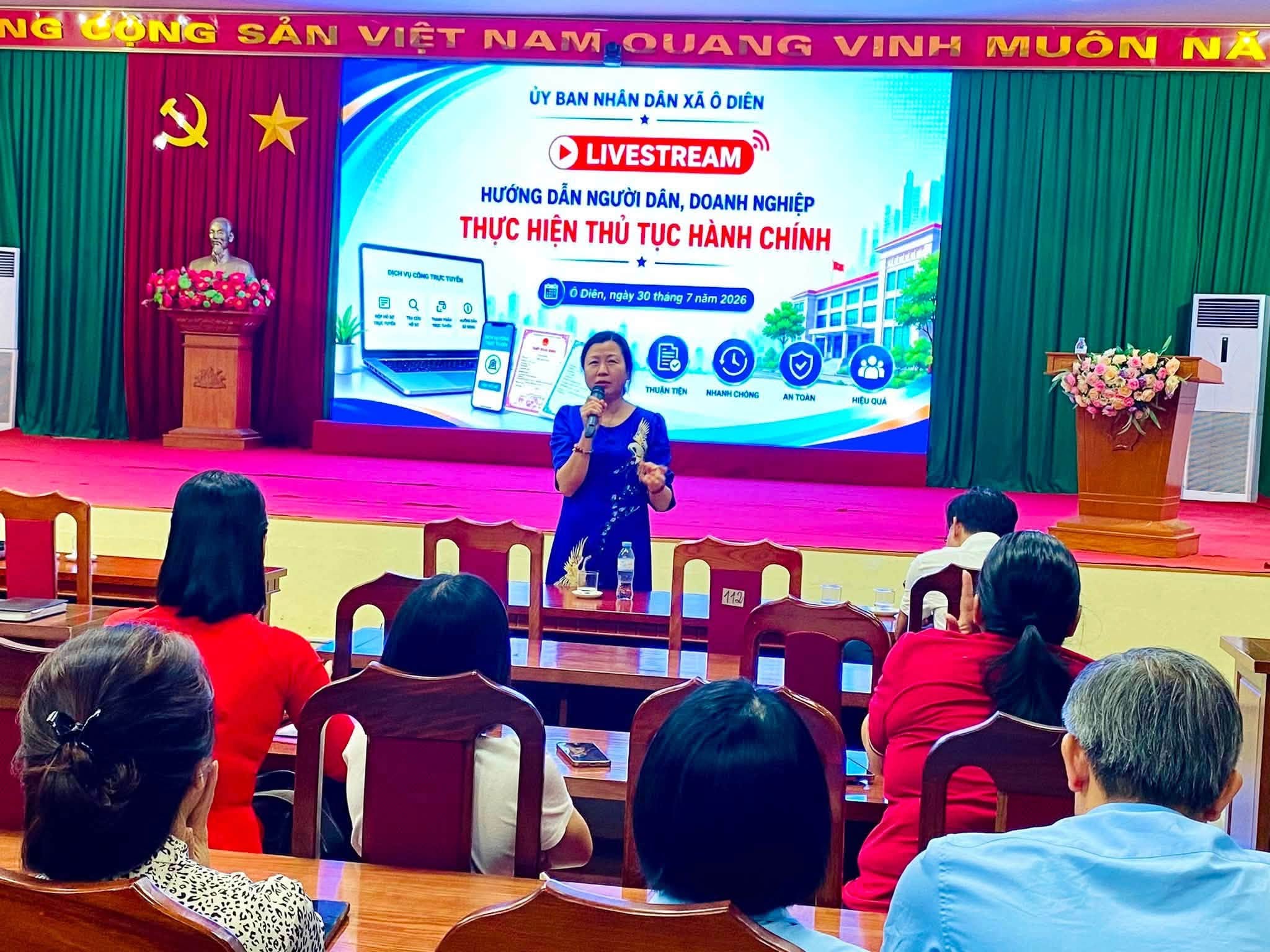 Xã Ô Diên tổ chức livestream hướng dẫn người dân, doanh nghiệp thực hiện thủ tục hành chính trên môi trường số