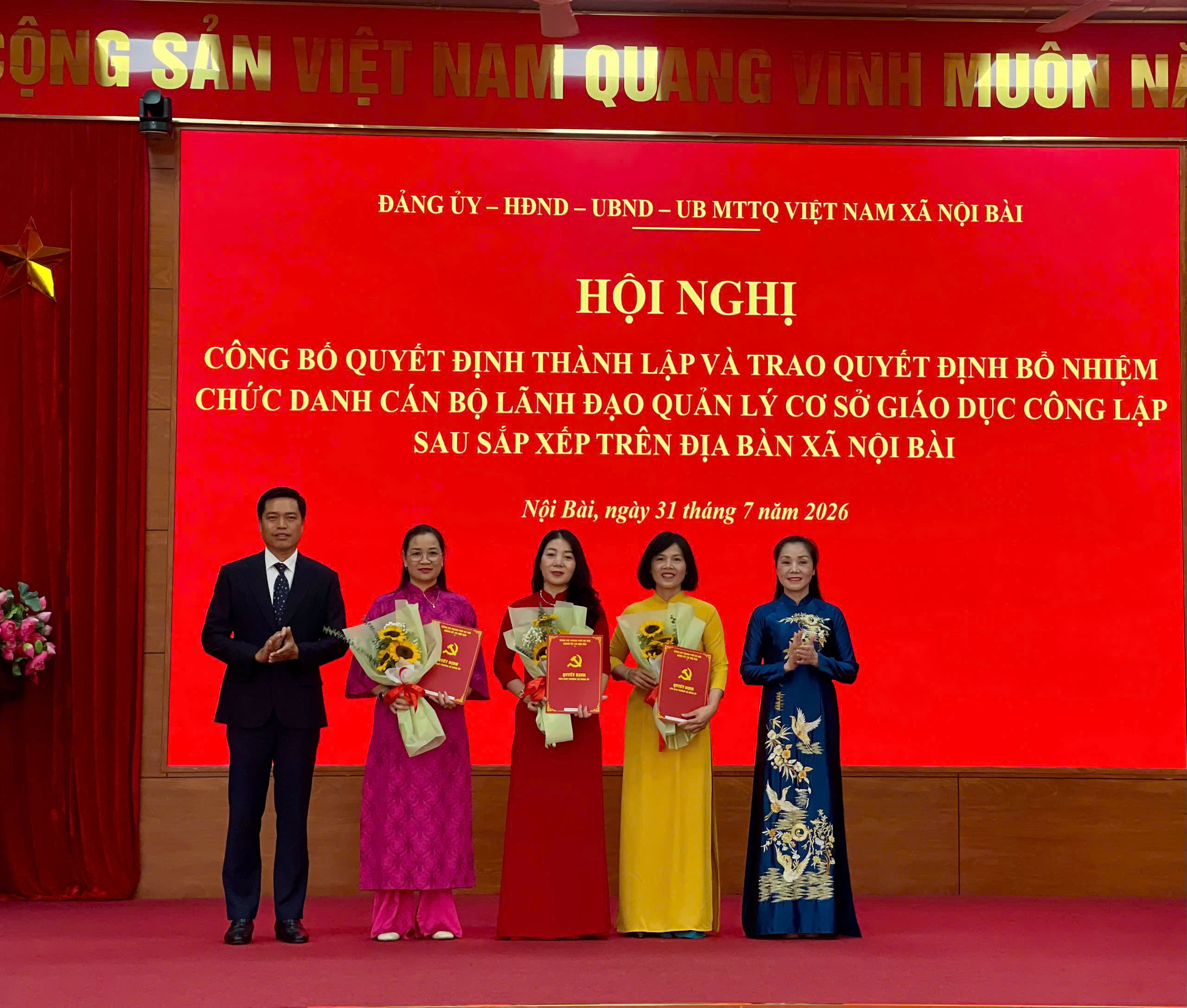 Xã Nội Bài công bố quyết định thành lập và trao quyết định bổ nhiệm chức danh cán bộ lãnh đạo quản lý cơ sở giáo dục công lập sau sắp xếp 