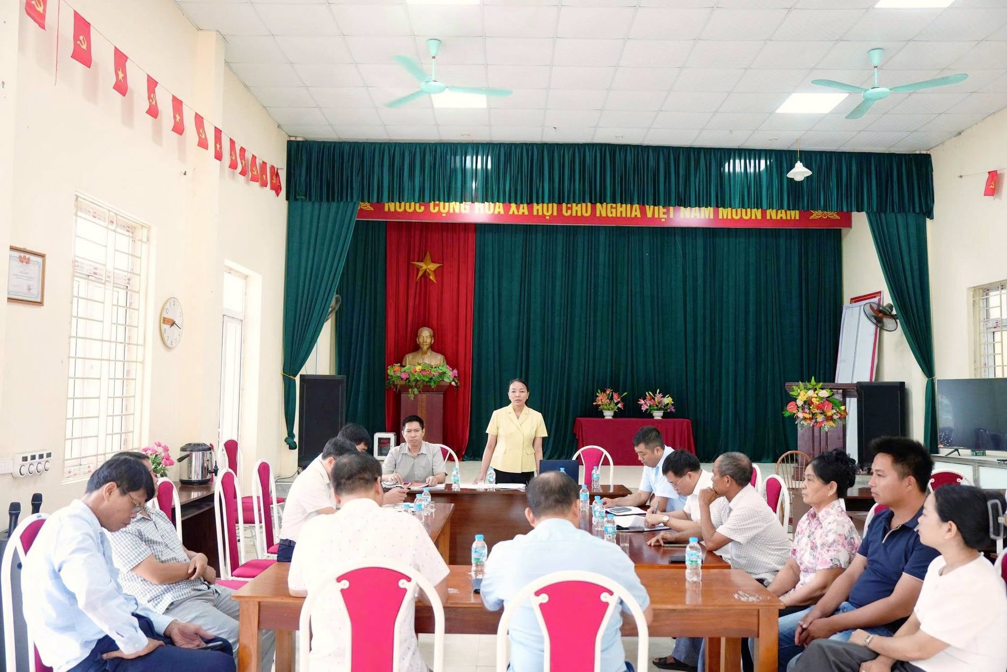 Xã Hạ Bằng tăng cường củng cố tổ chức cơ sở Đảng sau sắp xếp, làm việc với Chi bộ thôn Cần Kiệm 1