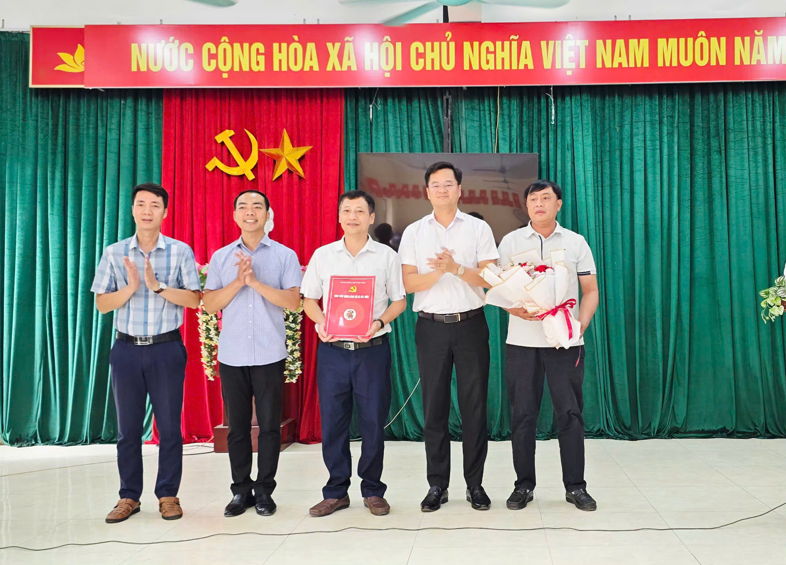 Xã Hát Môn đồng loạt sinh hoạt chi bộ đầu tiên sau sắp xếp, nhanh chóng ổn định tổ chức cơ sở Đảng