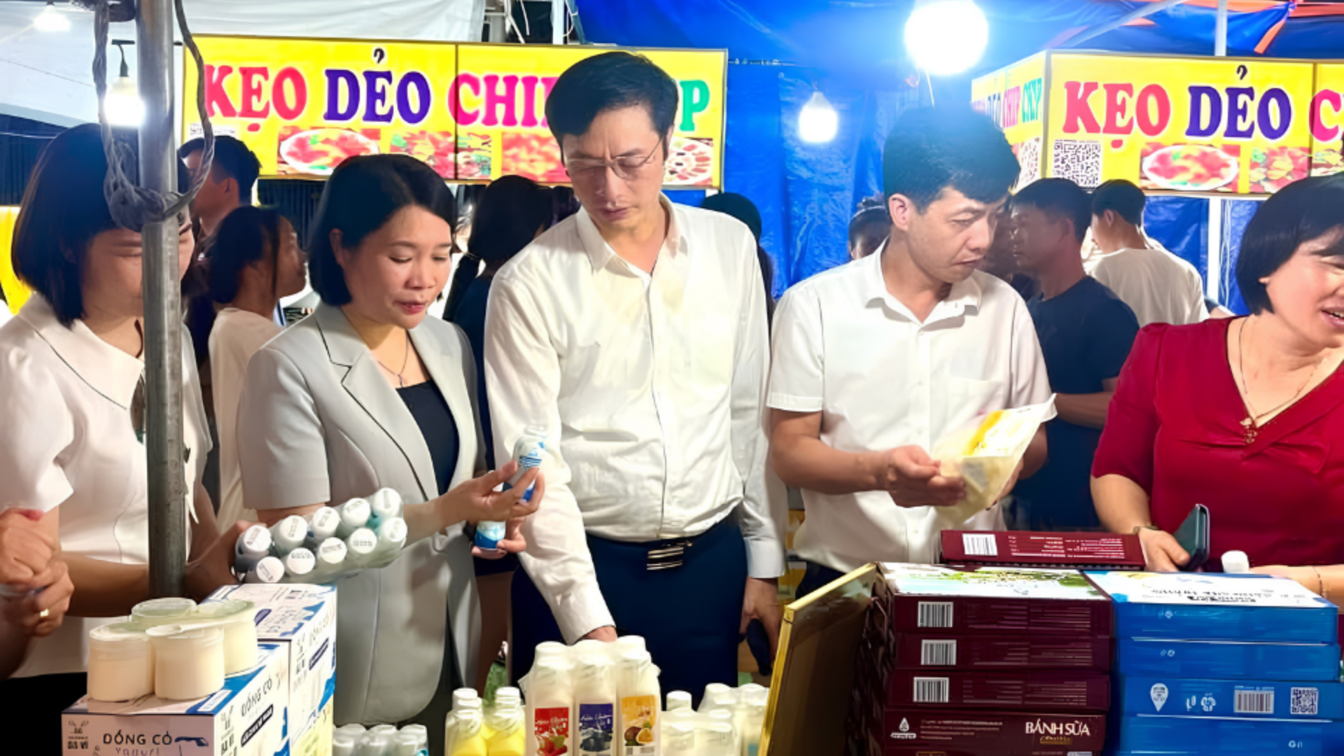 Xã Quảng Oai khai mạc Hội chợ Xúc tiến thương mại 2026, mở rộng cơ hội kết nối giao thương