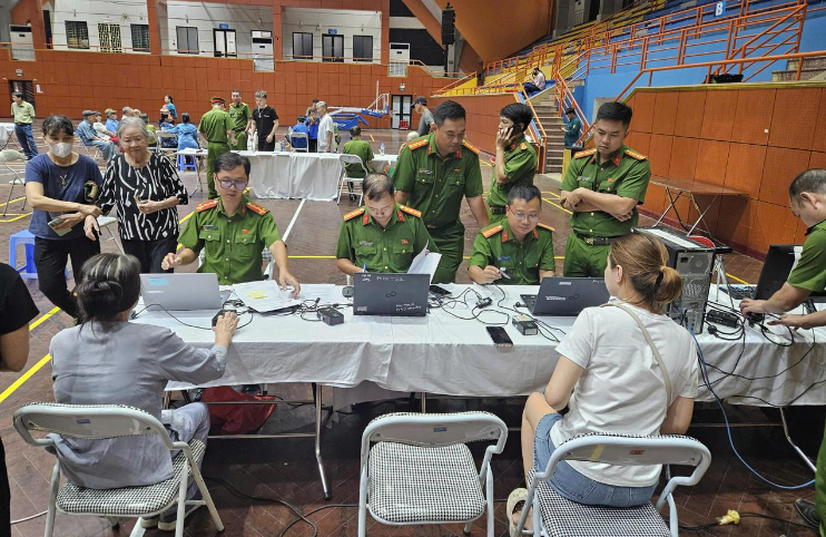 Công an phường Tây Hồ đồng hành cùng thân nhân liệt sĩ thu nhận mẫu ADN, góp phần xác định danh tính các Anh hùng liệt sĩ
