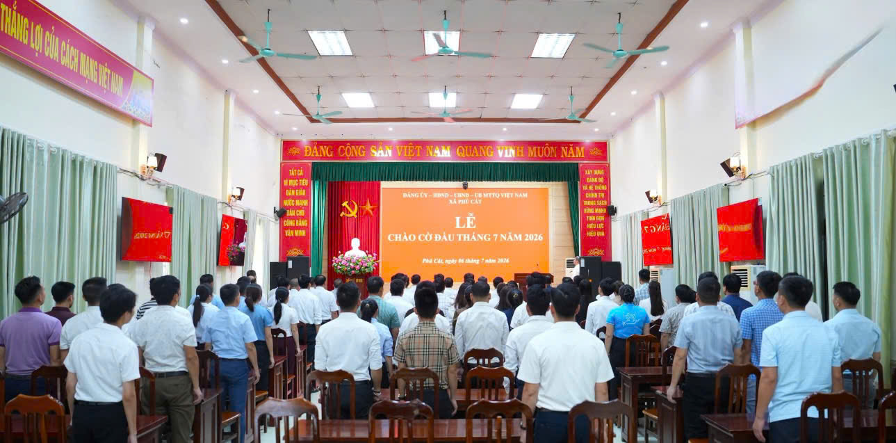 Xã Phú Cát khơi dậy khí thế thi đua từ lễ chào cờ đầu tháng