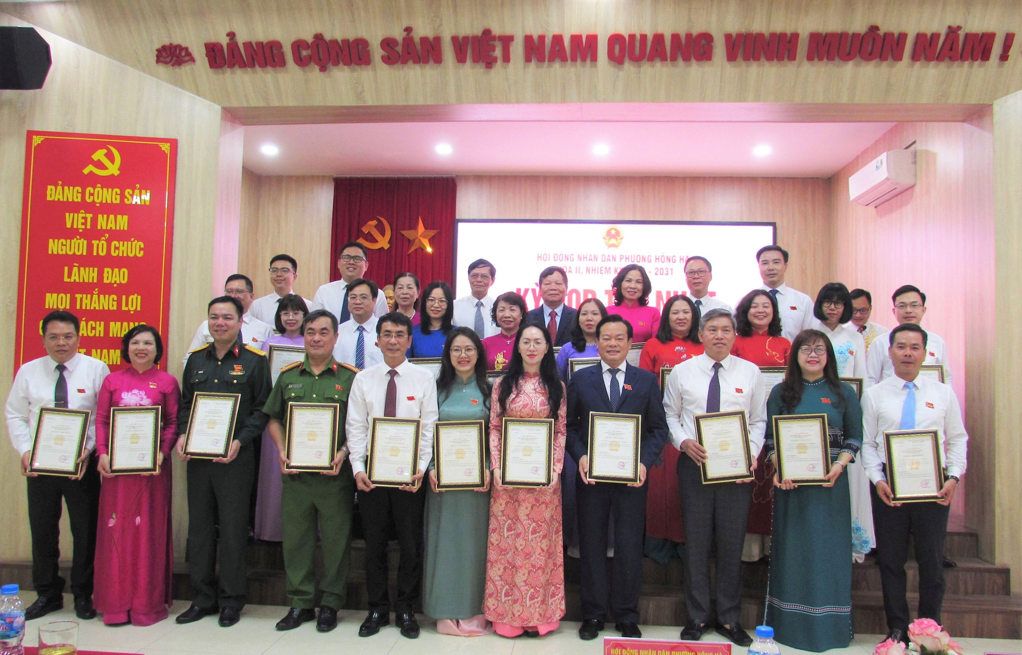 Phường Hồng Hà kiện toàn bộ máy lãnh đạo tại Kỳ họp thứ nhất HĐND khóa II, tạo nền tảng cho giai đoạn phát triển mới