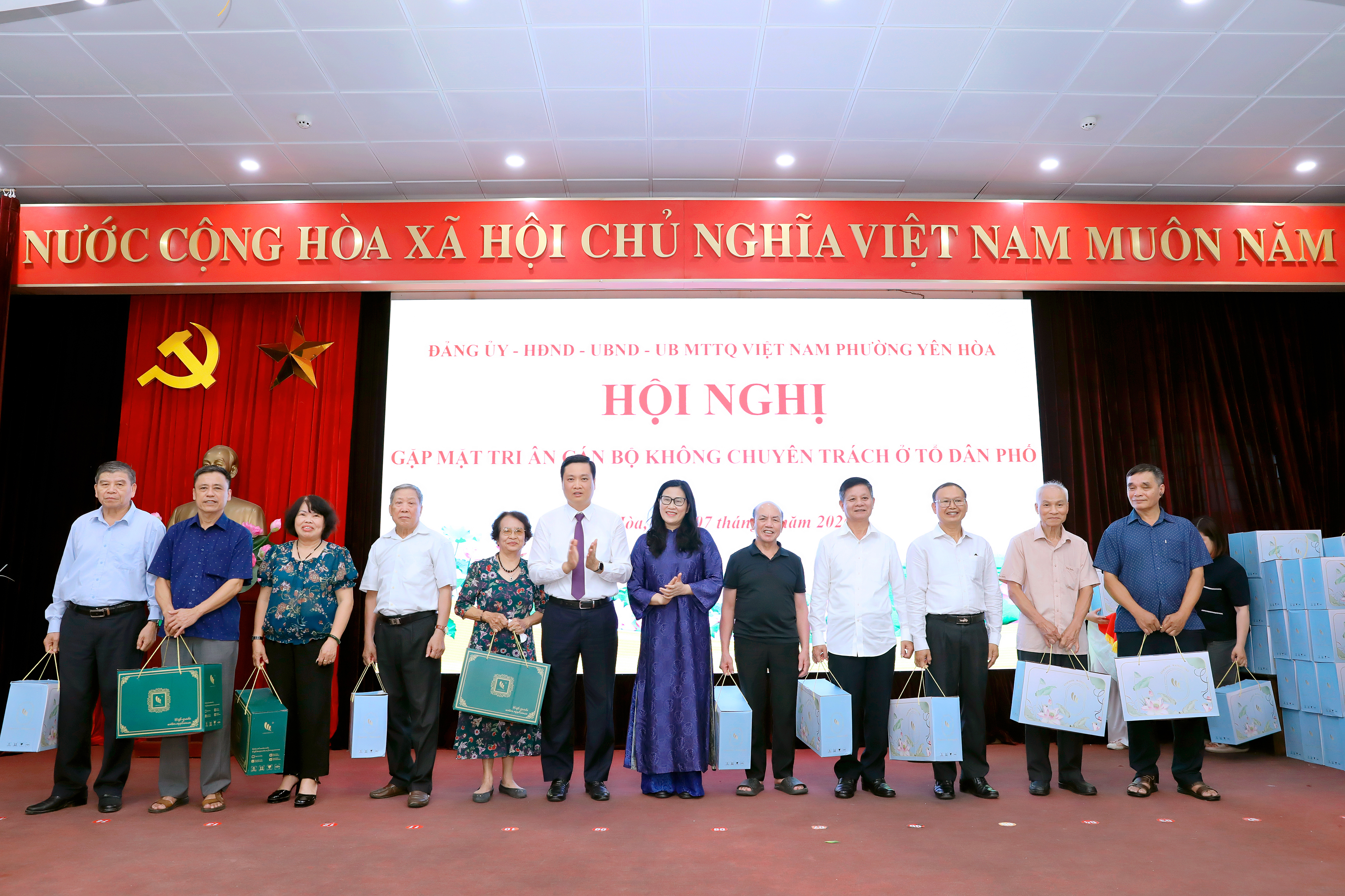 Phường Yên Hòa tri ân những cán bộ cơ sở tận tụy, lan tỏa giá trị cống hiến sau sắp xếp tổ dân phố