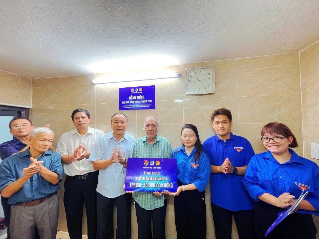 Phường Văn Miếu - Quốc Tử Giám trao tặng công trình "Nhà Khăn quàng đỏ" hỗ trợ gia đình có hoàn cảnh khó khăn