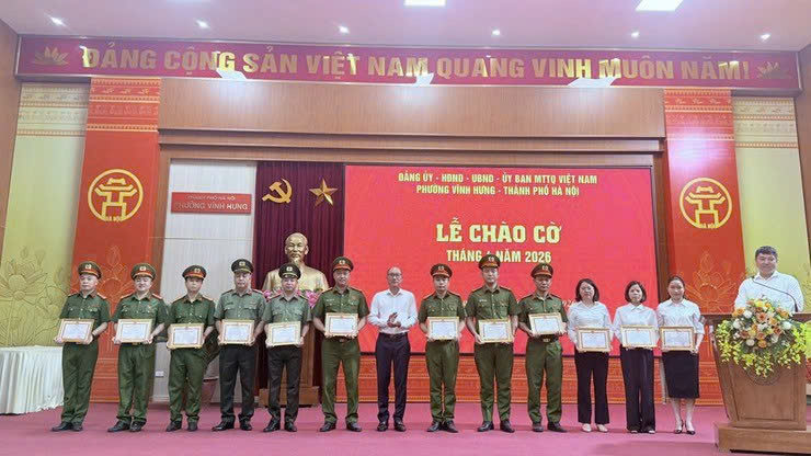 Phường Vĩnh Hưng biểu dương các tập thể, cá nhân xuất sắc tại lễ chào cờ tháng 4-2026