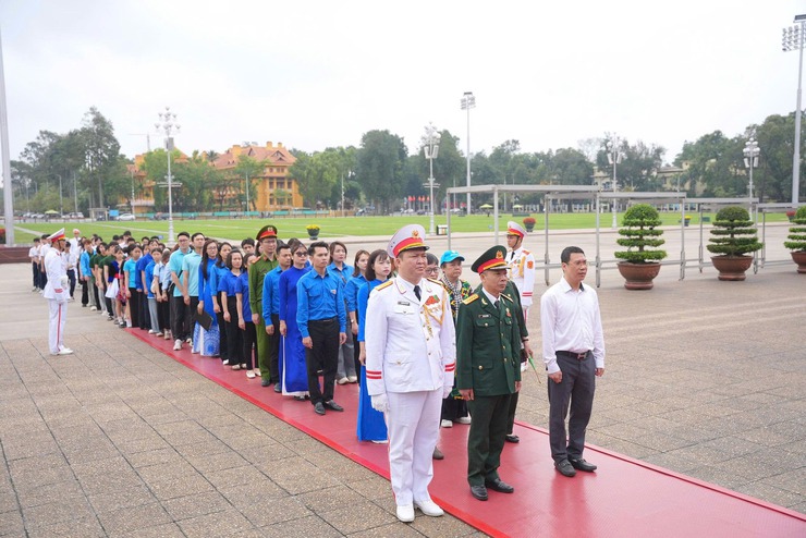 Phường Vĩnh Hưng tổ chức kết nạp đoàn viên mới tại Nhà 67 thuộc Khu di tích Phủ Chủ tịch, bồi đắp lý tưởng cho thế hệ trẻ