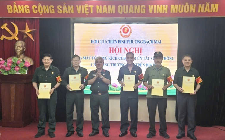 Phường Bạch Mai phát huy vai trò cựu chiến binh, ra mắt mô hình hỗ trợ bảo đảm an toàn giao thông trước cổng trường học