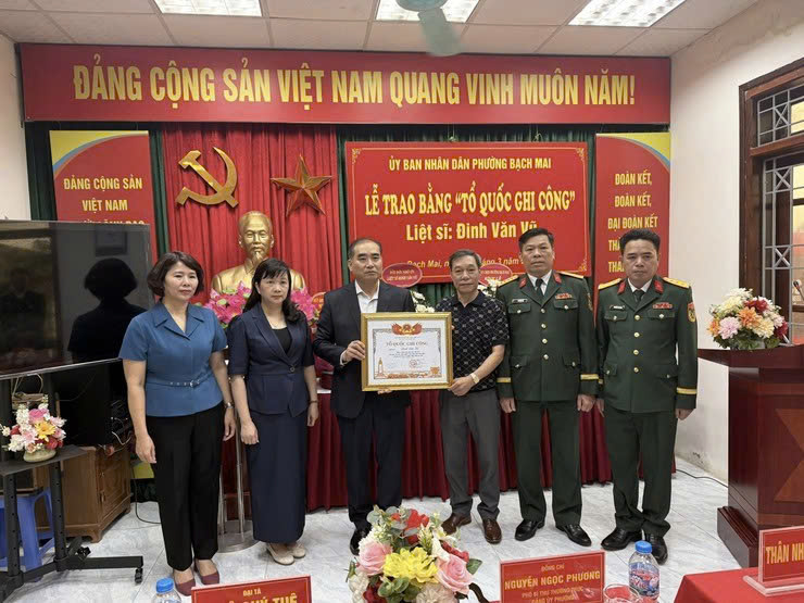 Phường Bạch Mai trang trọng trao Bằng “Tổ quốc ghi công” tri ân liệt sĩ Đinh Văn Vũ