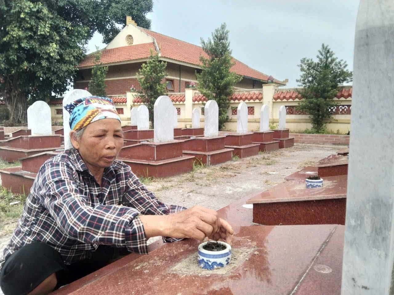 Ba thế hệ một gia đình ở xã Cổ Đô gìn giữ nơi an nghỉ của liệt sĩ