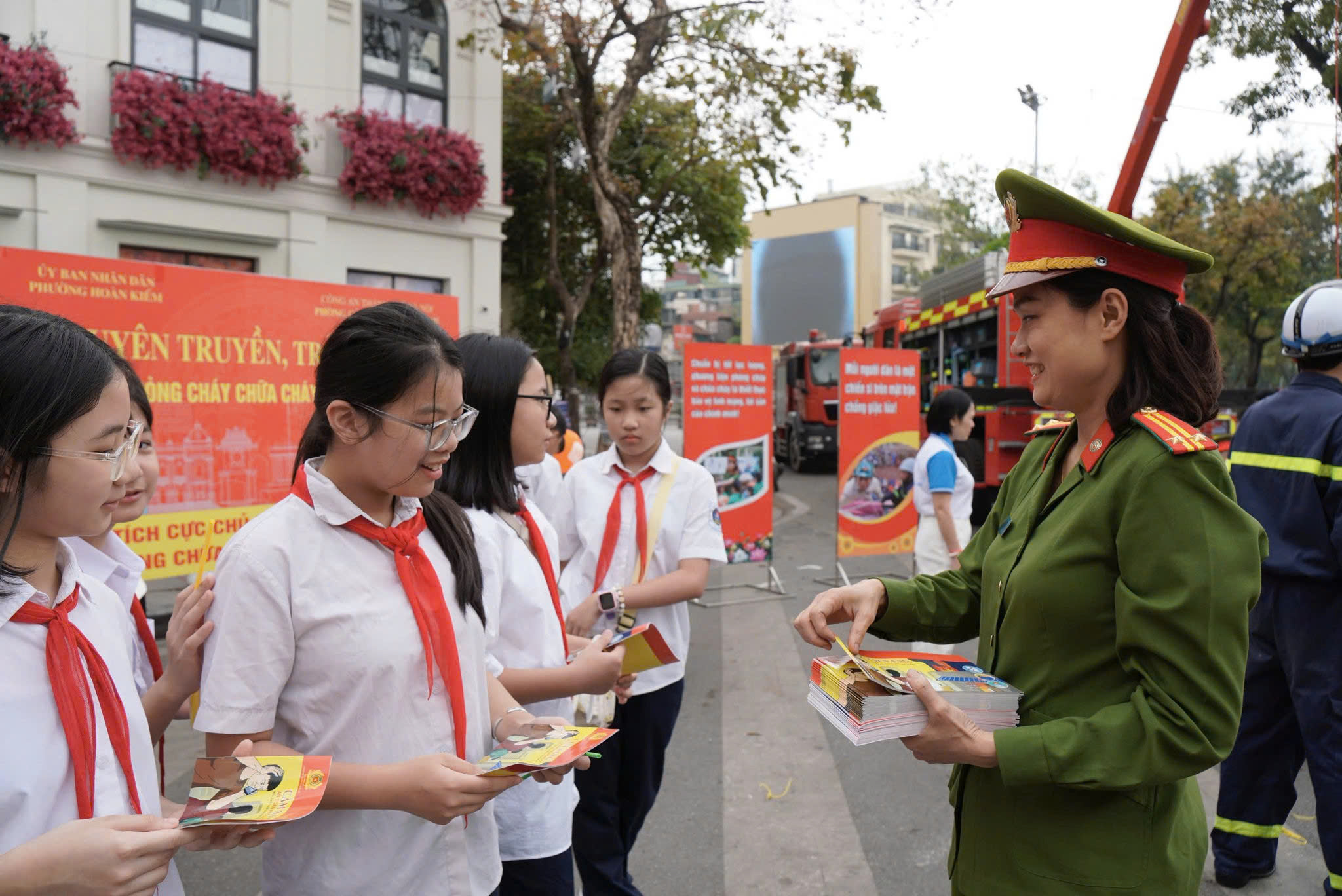 UBND phường Hoàn Kiếm nâng cao kỹ năng phòng cháy, chữa cháy cho người dân tại không gian phố đi bộ hồ Hoàn Kiếm