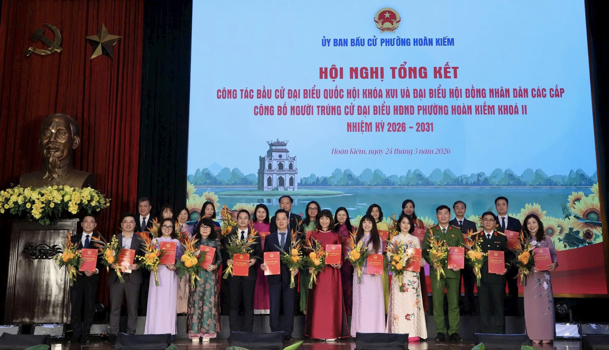Ủy ban Bầu cử phường Hoàn Kiếm công bố kết quả bầu cử, trao giấy chứng nhận đại biểu HĐND khóa II