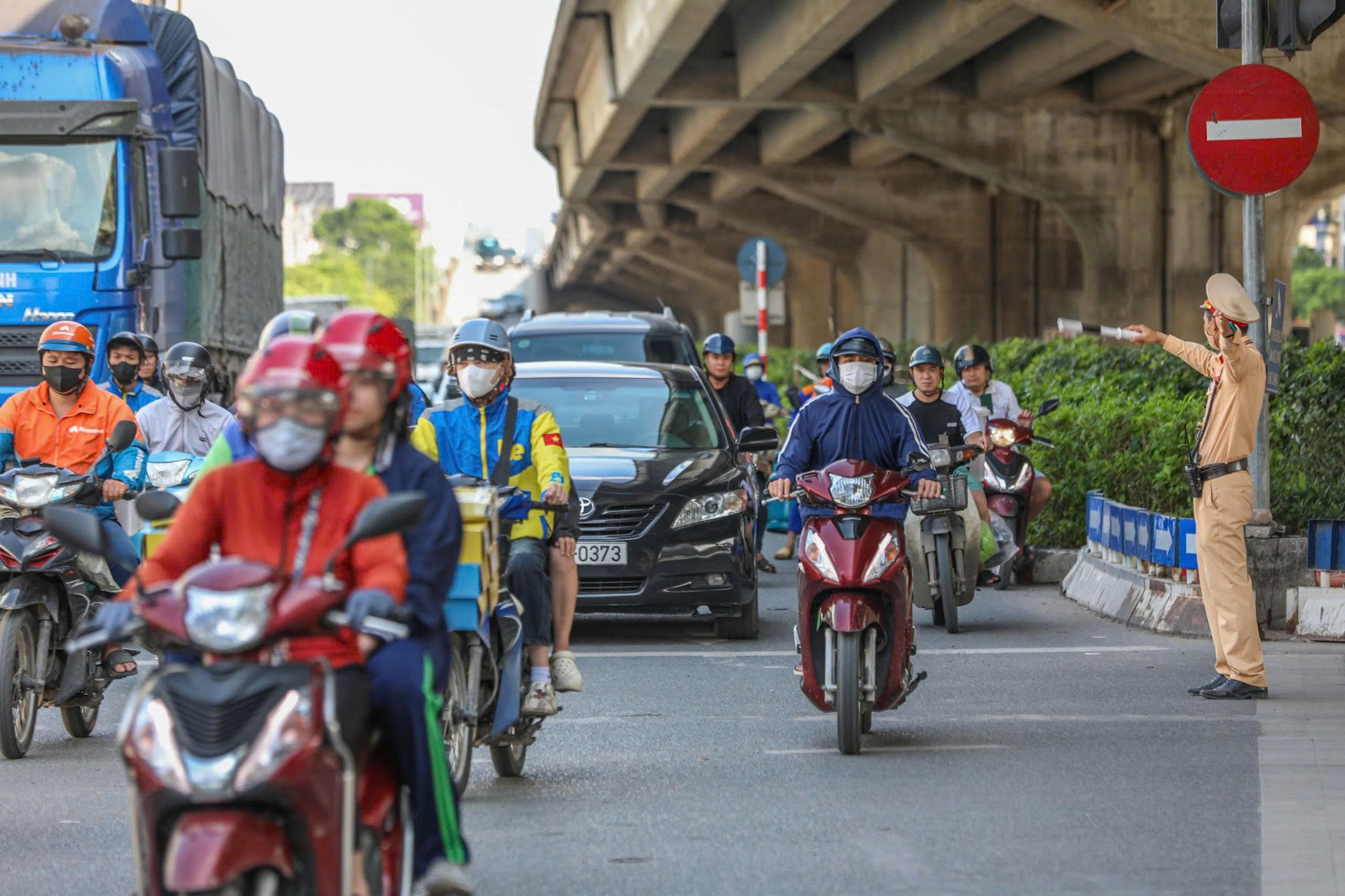 Hà Nội: Cảnh sát giao thông chủ động phân luồng, siết chặt bảo đảm giao thông tại các cửa ngõ dịp nghỉ lễ 30-4 và 01-5