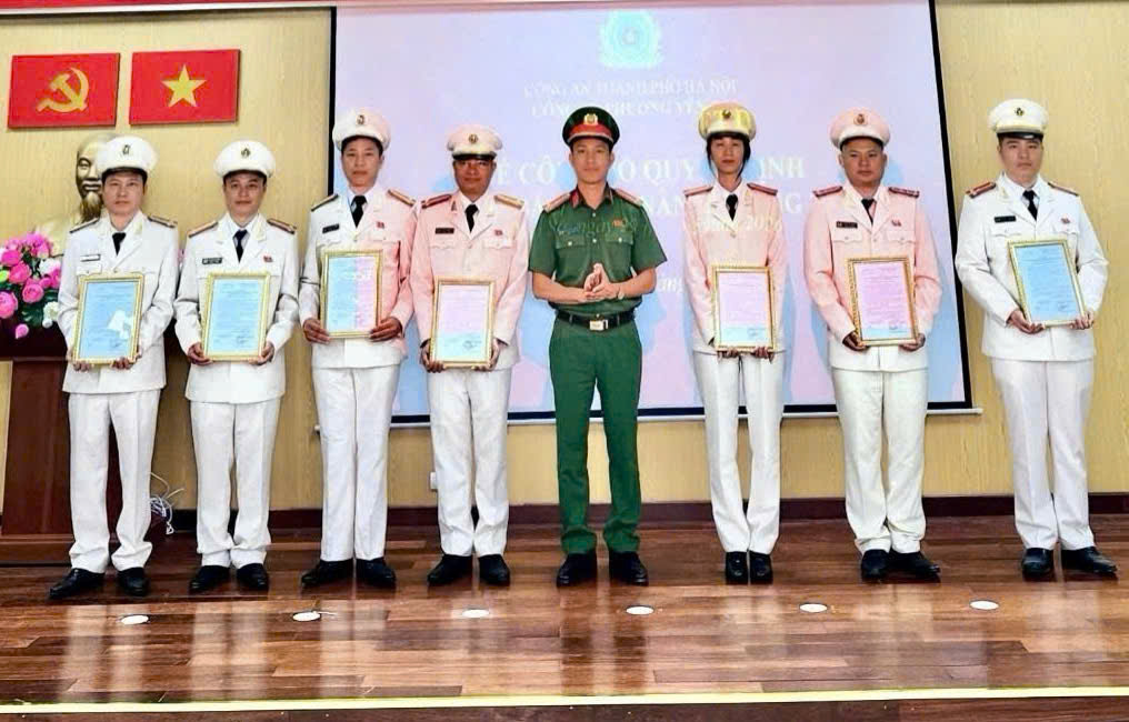 Phường Yên Sở trao quyết định thăng cấp bậc hàm, nâng lương cho 9 cán bộ, chiến sĩ Công an