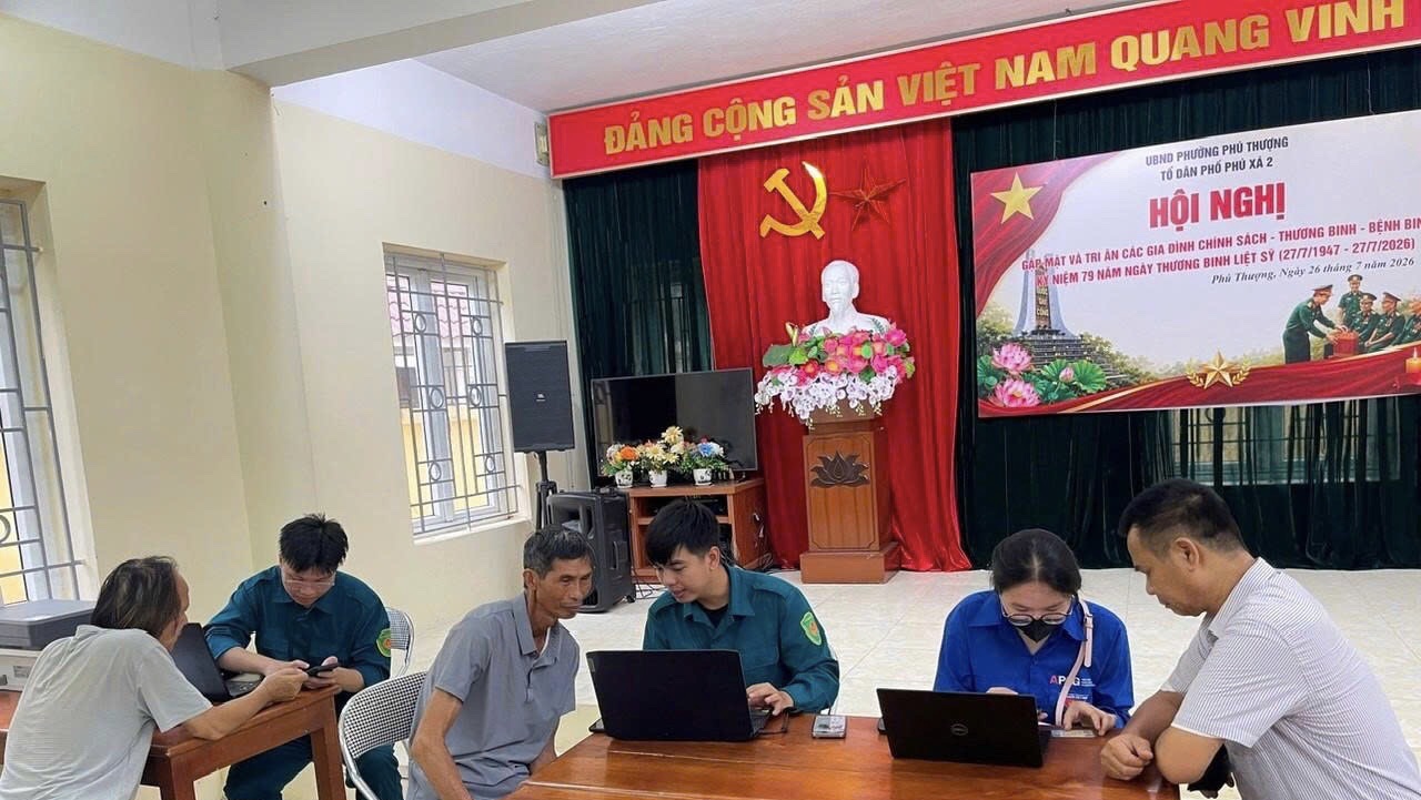 Phường Phú Thượng đưa dịch vụ công của Đảng đến từng tổ dân phố, thúc đẩy “Đảng viên số, chi bộ số”