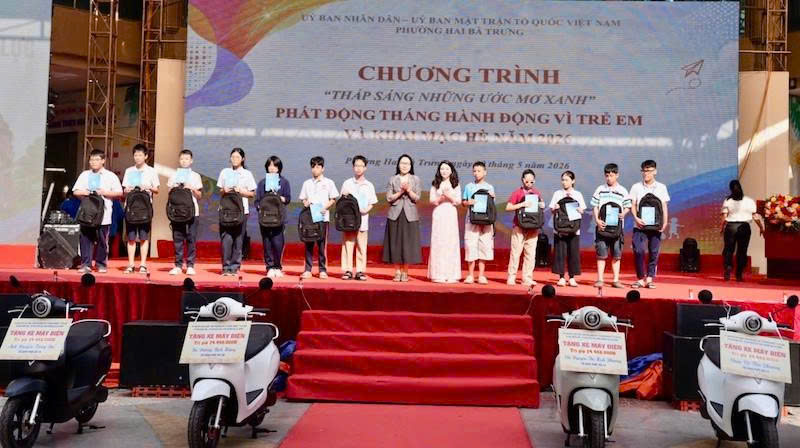 UBND phường Hai Bà Trưng trao phương tiện sinh kế, chăm lo trẻ em và hộ gia đình khó khăn