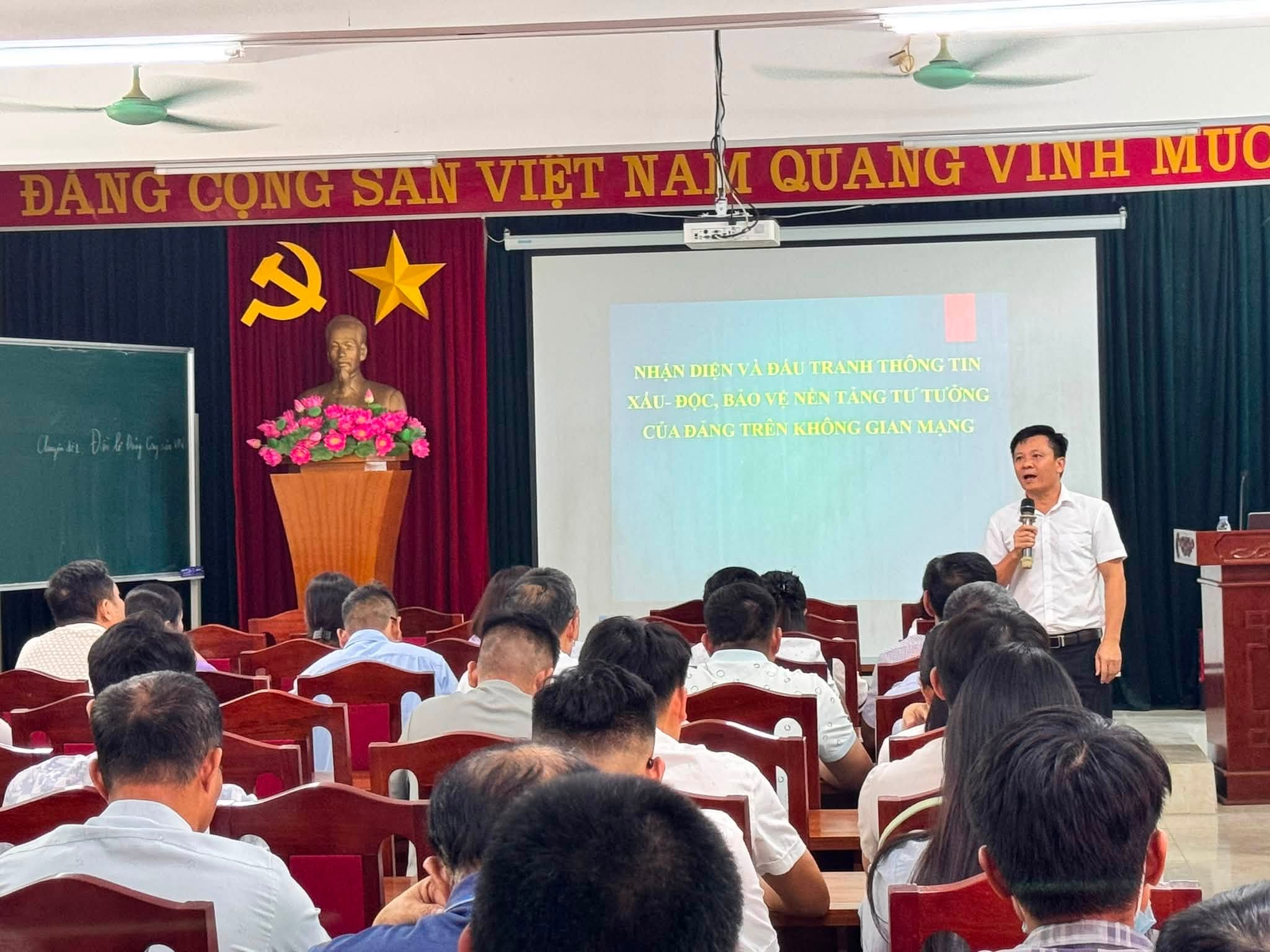 Xã Ô Diên: 124 cán bộ xã, thôn, tổ dân phố được tập huấn nghiệp vụ công tác tuyên giáo dân vận năm 2026