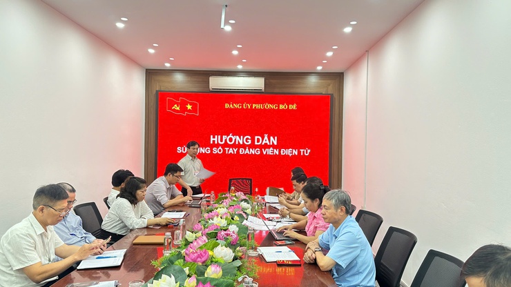 Phường Bồ Đề đưa chuyển đổi số thành điểm nhấn trong sinh hoạt Chi bộ cơ quan Ủy ban MTTQ Việt Nam