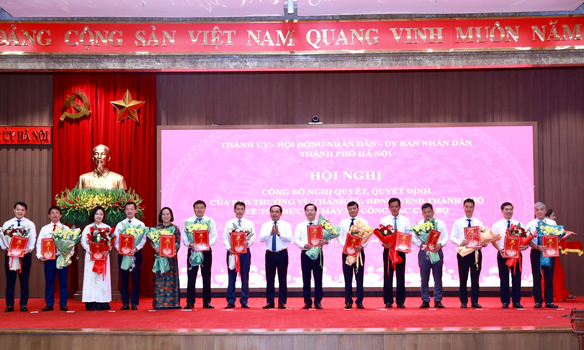 Công bố và trao 40 quyết định về công tác cán bộ 