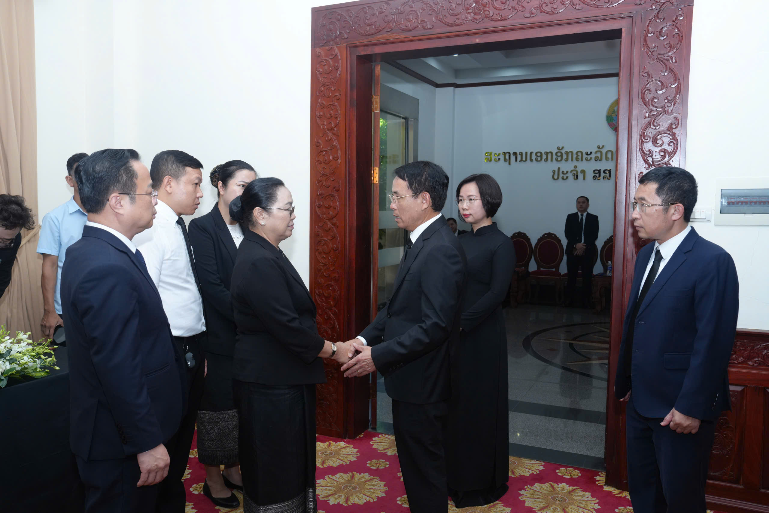 Đoàn đại biểu thành phố Hà Nội viếng đồng chí Xaysomphone Phomvihane