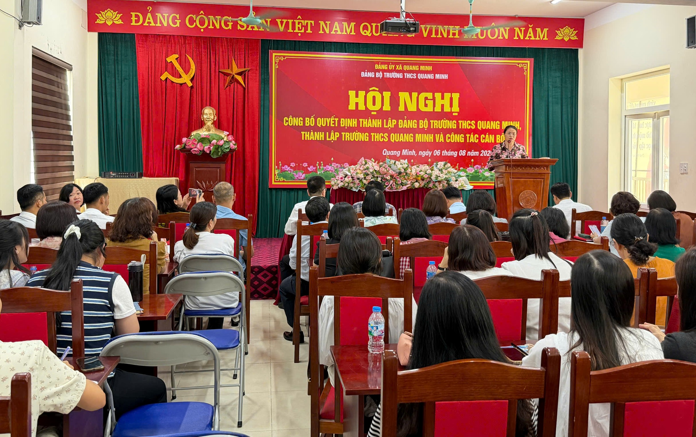 Xã Quang Minh công bố các quyết định thành lập tổ chức đảng tại các trường học sau sắp xếp