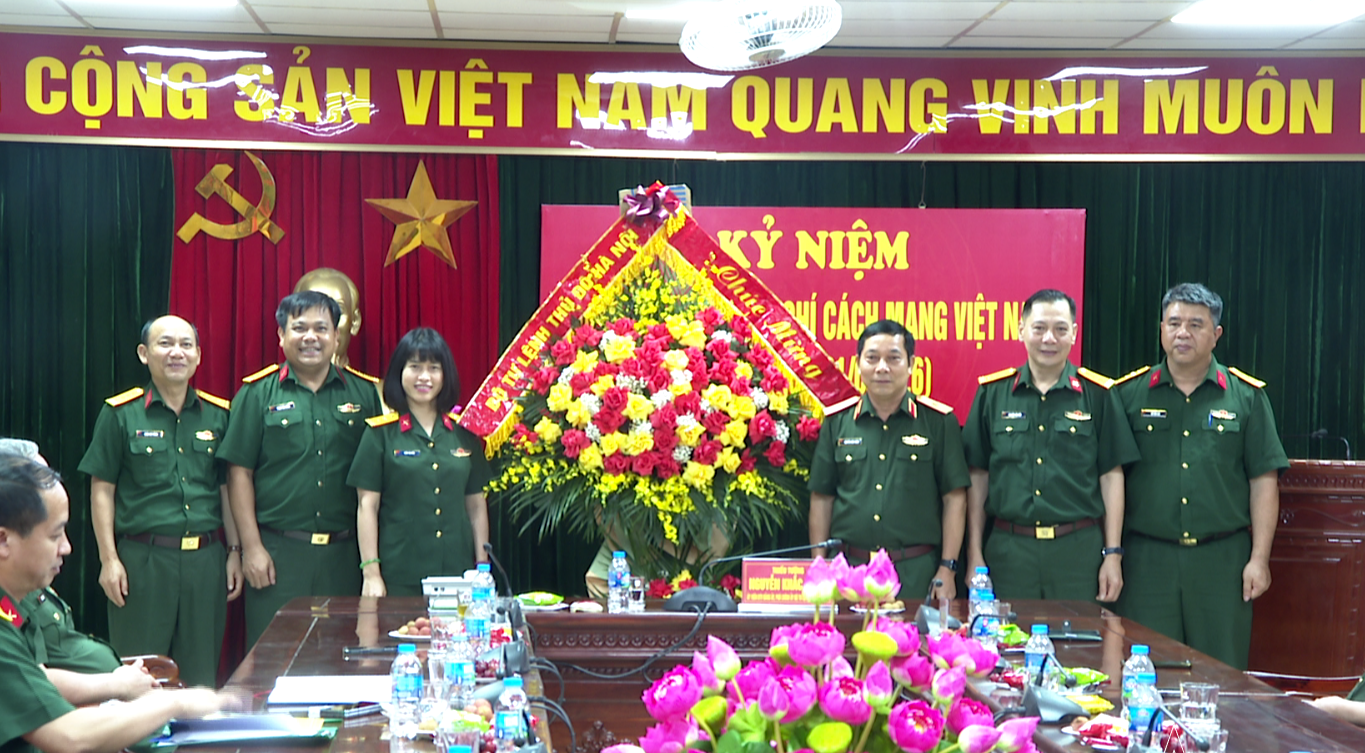 Bộ Tư lệnh Thủ đô Hà Nội chúc mừng Báo Quốc phòng Thủ đô nhân Ngày Báo chí cách mạng Việt Nam