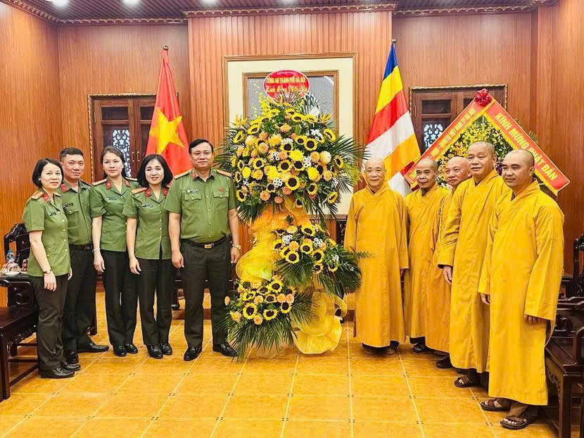 Công an thành phố Hà Nội chúc mừng Đại lễ Phật đản, tăng cường đồng hành cùng Giáo hội Phật giáo