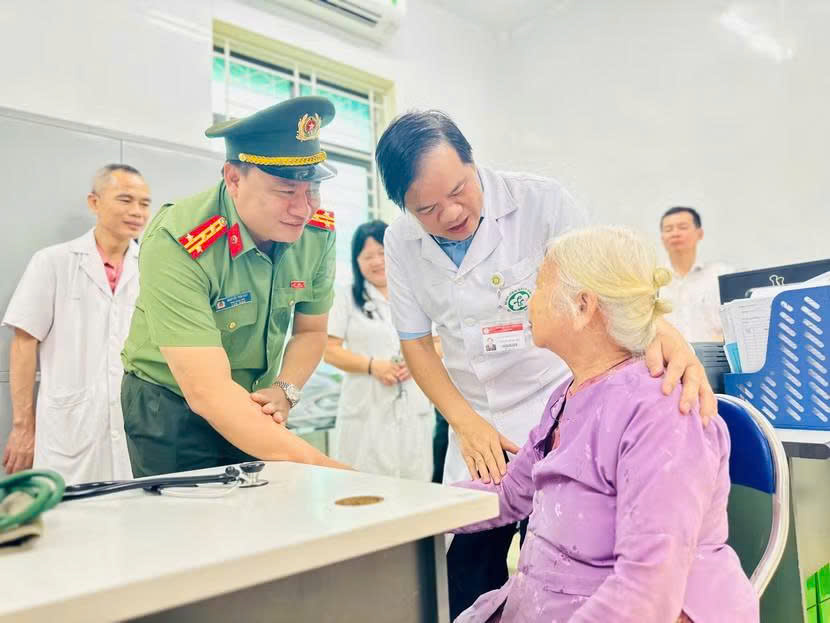 Công an thành phố Hà Nội phối hợp Bệnh viện Bạch Mai chăm sóc sức khỏe hơn 500 người dân xã Ba Vì