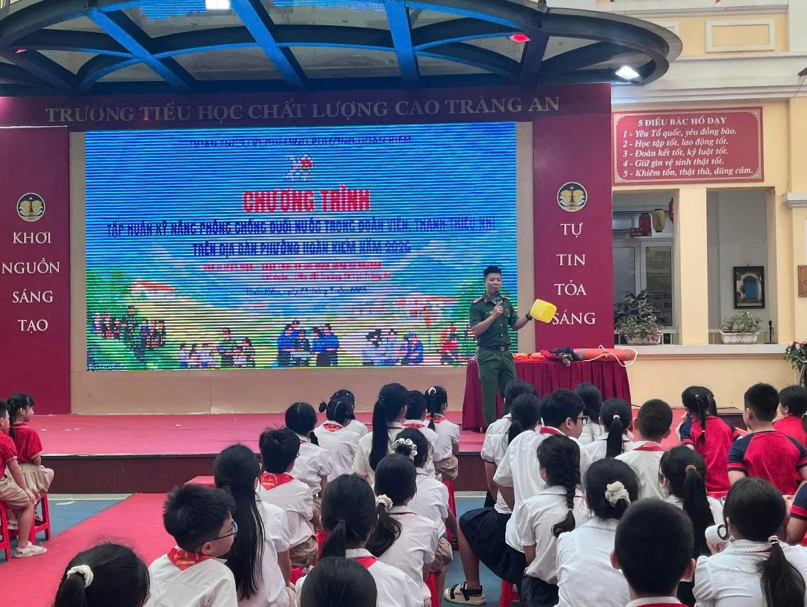 Phường Hoàn Kiếm trang bị kỹ năng phòng, chống đuối nước cho học sinh trước mùa hè