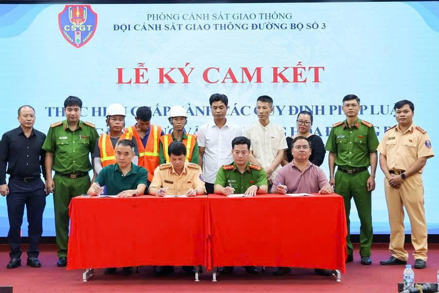 Đội CSGT đường bộ số 3 siết trách nhiệm vận tải hàng hóa, ngăn vi phạm từ doanh nghiệp đến lái xe