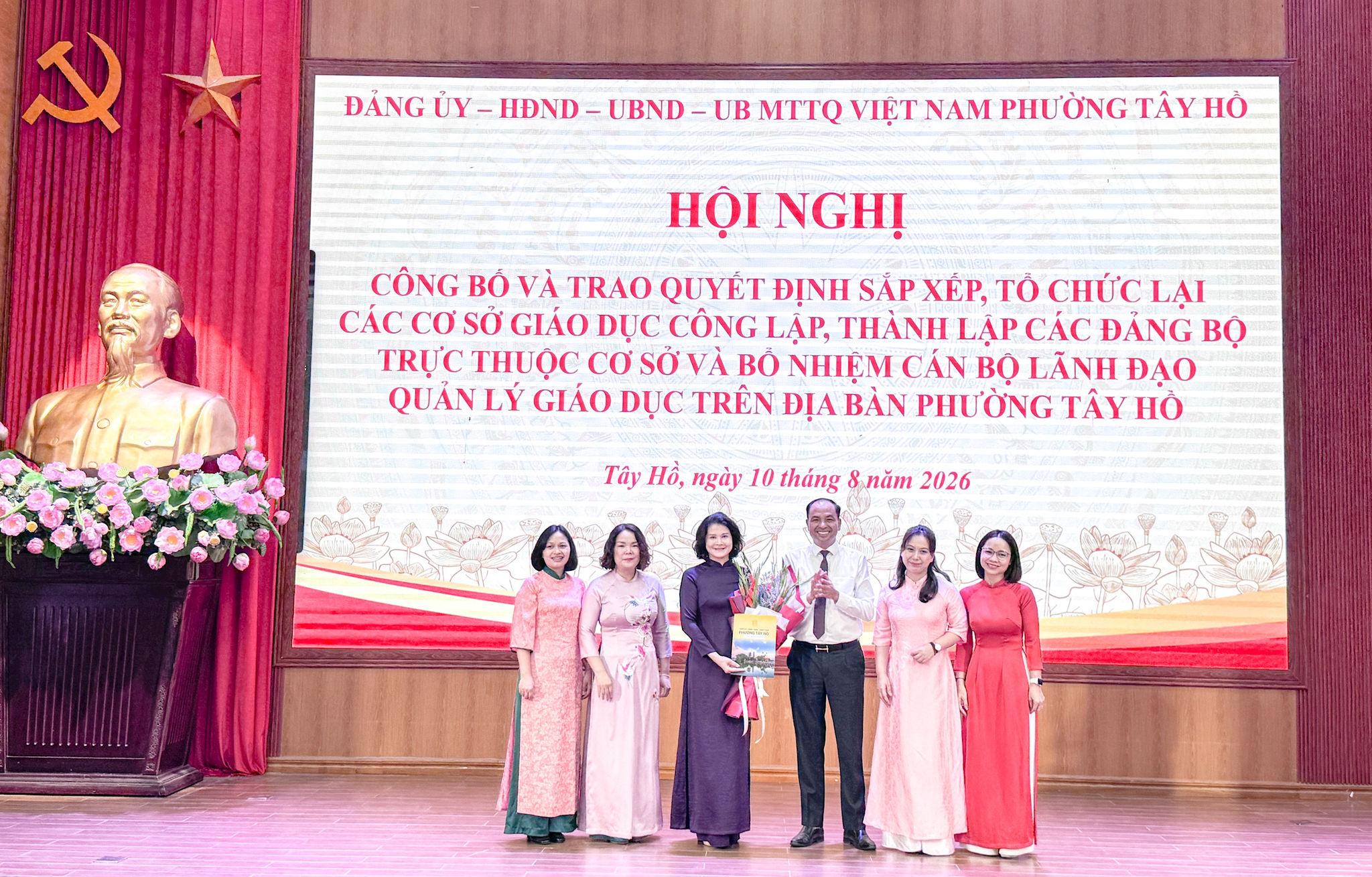 Phường Tây Hồ công bố và trao quyết định sắp xếp, tổ chức lại các cơ sở giáo dục công lập; thành lập các Đảng bộ trực thuộc cơ sở 
