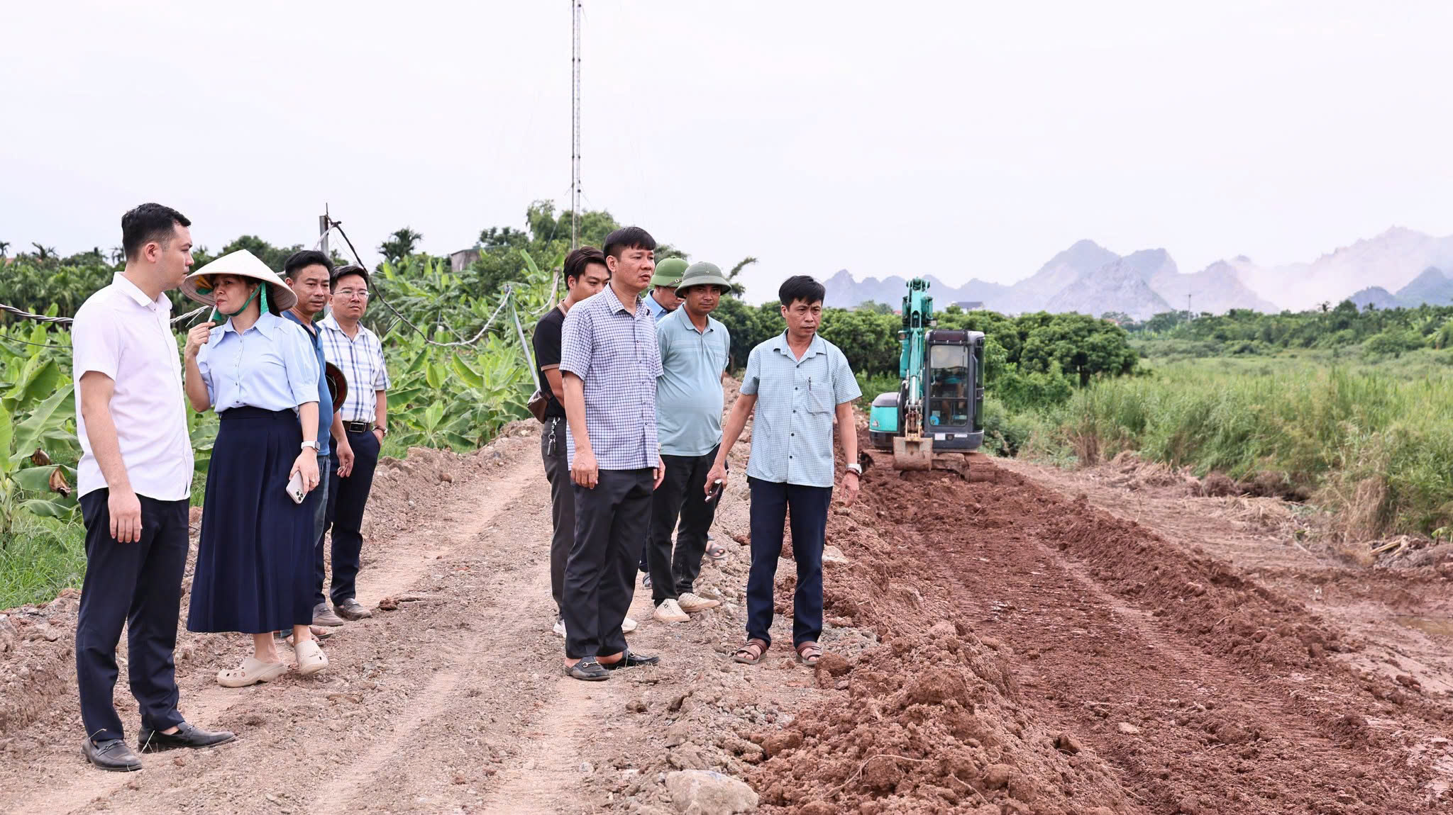 Thường trực Đảng ủy, lãnh đạo UBND xã Hòa Xá kiểm tra tiến độ thi công các công trình, dự án phục vụ dân sinh trên địa bàn xã