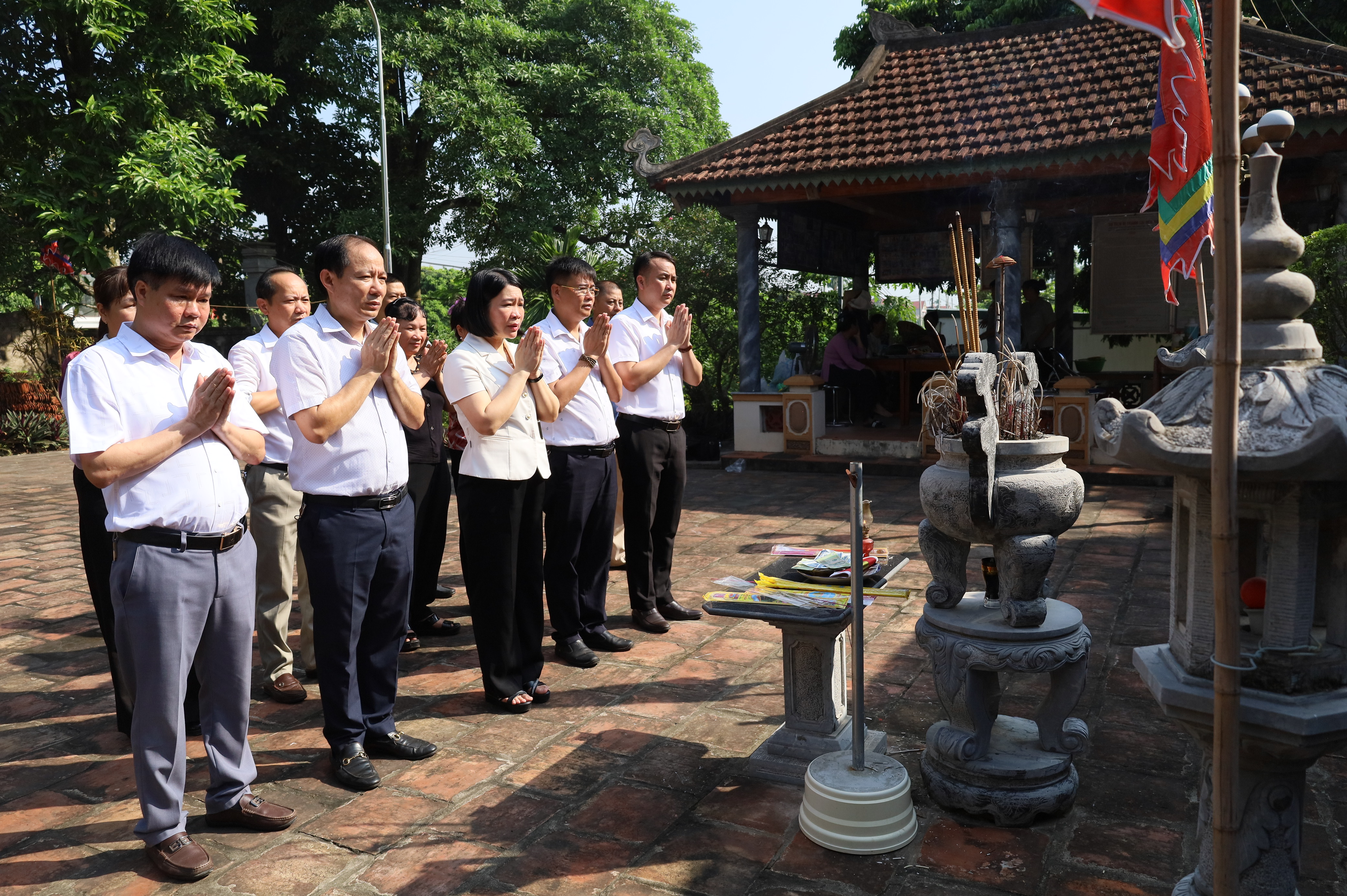 Lãnh đạo xã Cổ Đô tri ân tiền nhân, gìn giữ mạch nguồn lịch sử và văn hóa quê hương