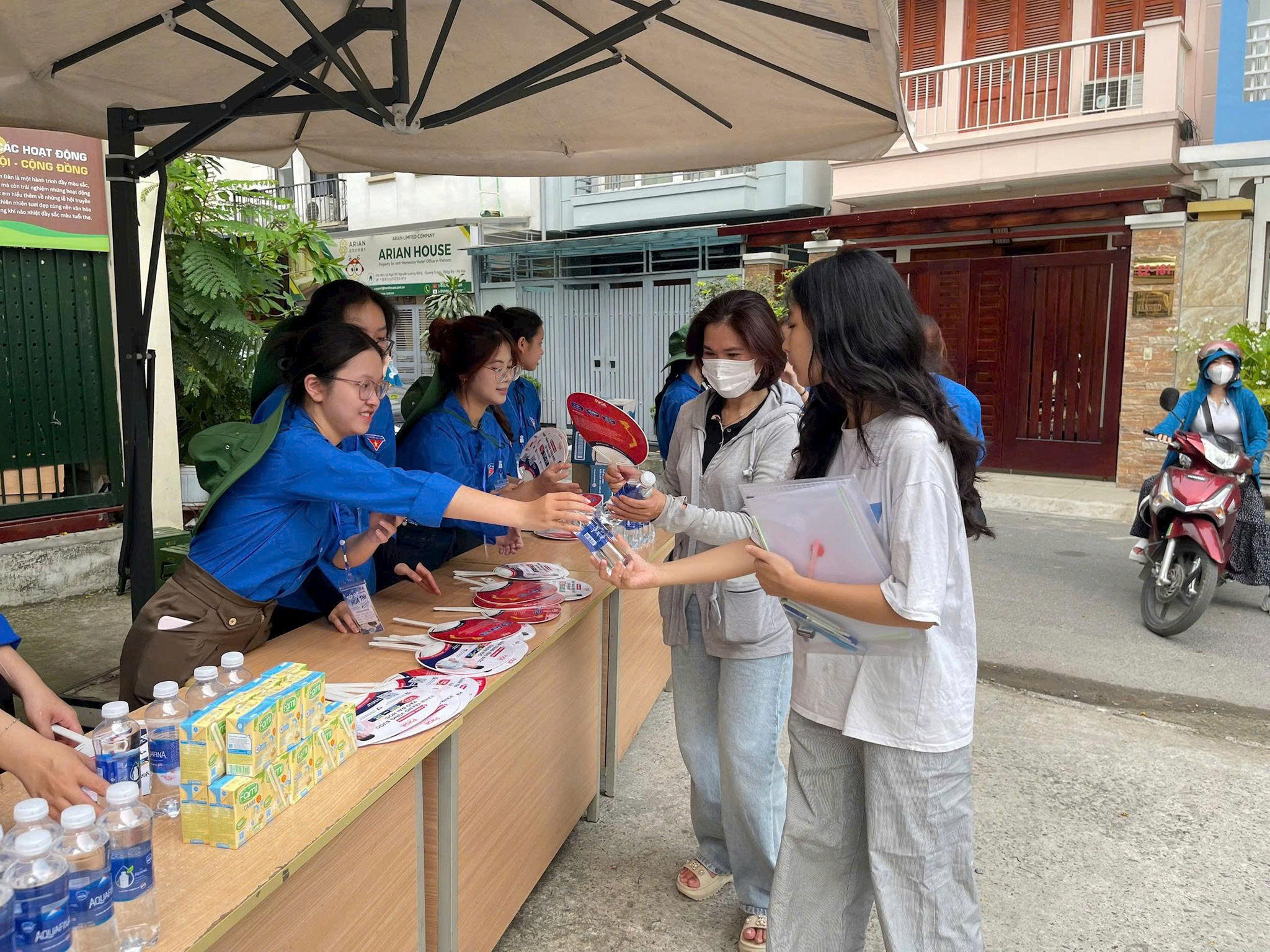 Phường Đống Đa huy động hơn 300 tình nguyện viên tiếp sức kỳ thi vào lớp 10