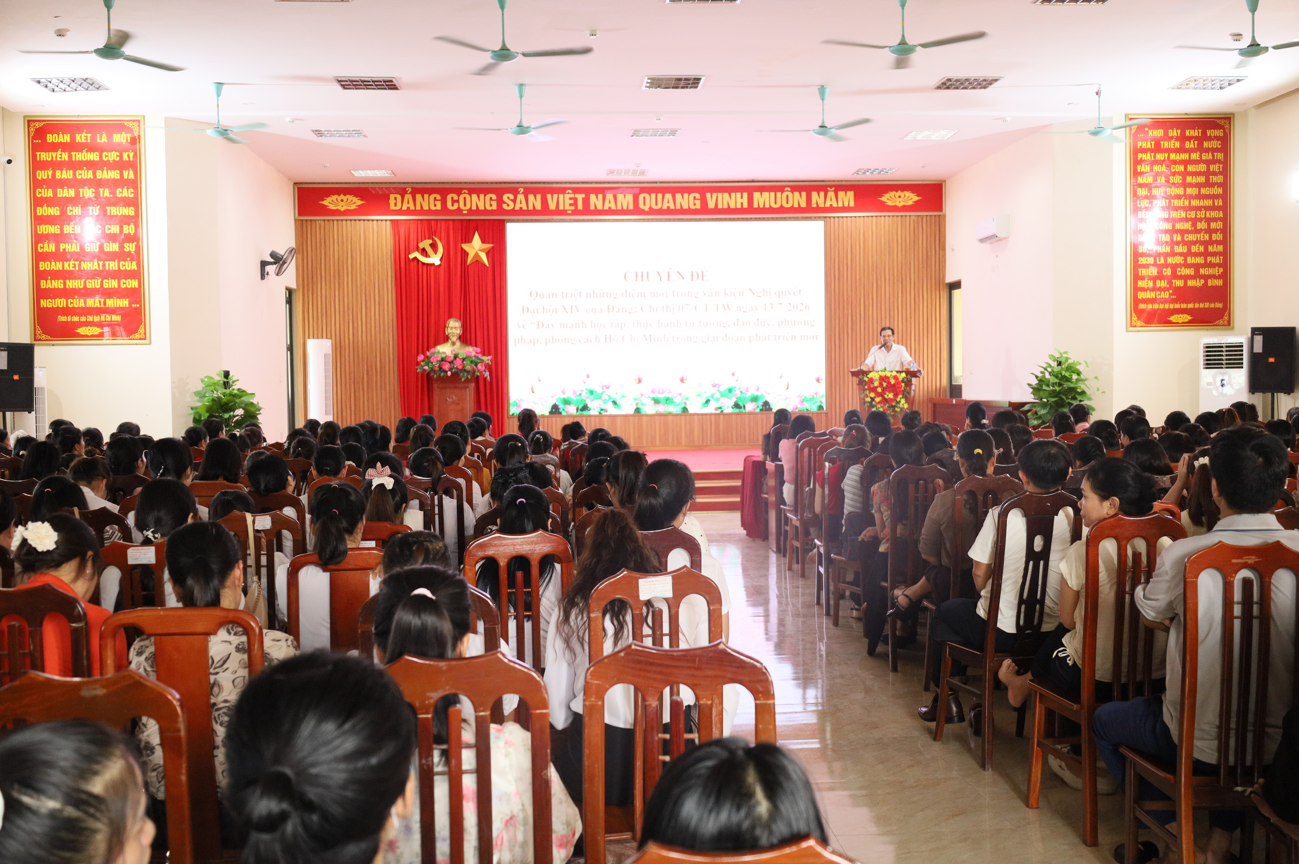 Xã Cổ Đô bồi dưỡng chính trị hè, nâng cao trách nhiệm đội ngũ nhà giáo trong giai đoạn mới