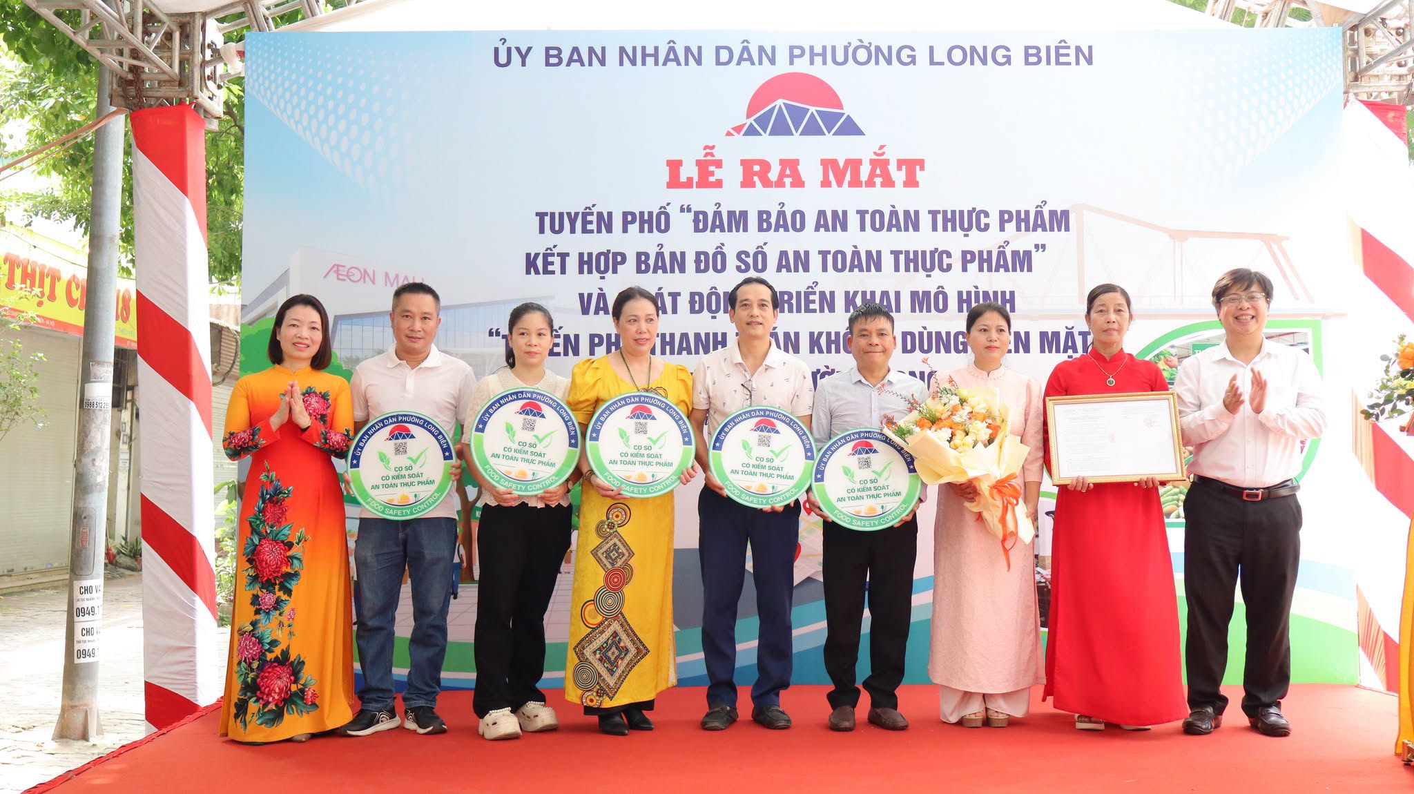 Phường Long Biên số hóa quản lý an toàn thực phẩm, xây dựng phố Trạm thành tuyến phố văn minh, hiện đại