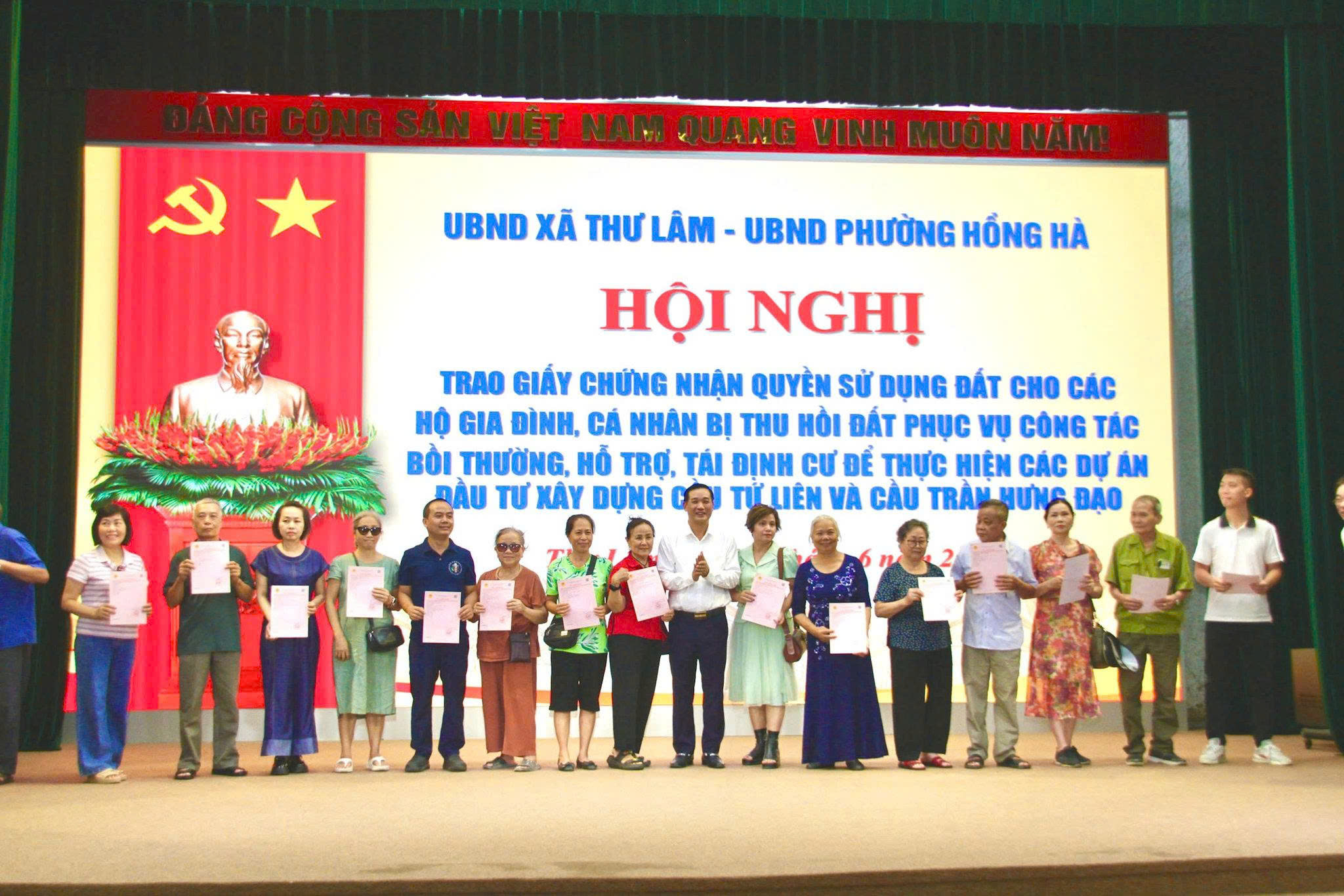 Trao Giấy chứng nhận quyền sử dụng đất cho 200 hộ gia đình, cá nhân thuộc phường Hồng Hà được bố trí tái định cư tại thôn Thiết Úng (xã Thư Lâm)