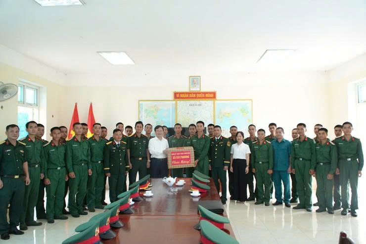 Xã Tây Phương tiếp thêm động lực cho 30 chiến sĩ mới trưởng thành trong quân ngũ