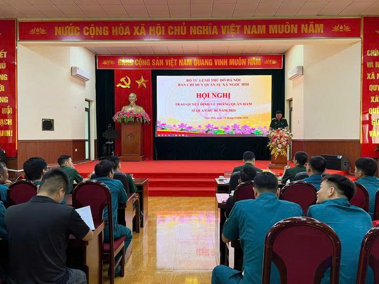Xã Ngọc Hồi nâng chất lực lượng dự bị động viên, trao quyết định thăng quân hàm cho 7 sĩ quan