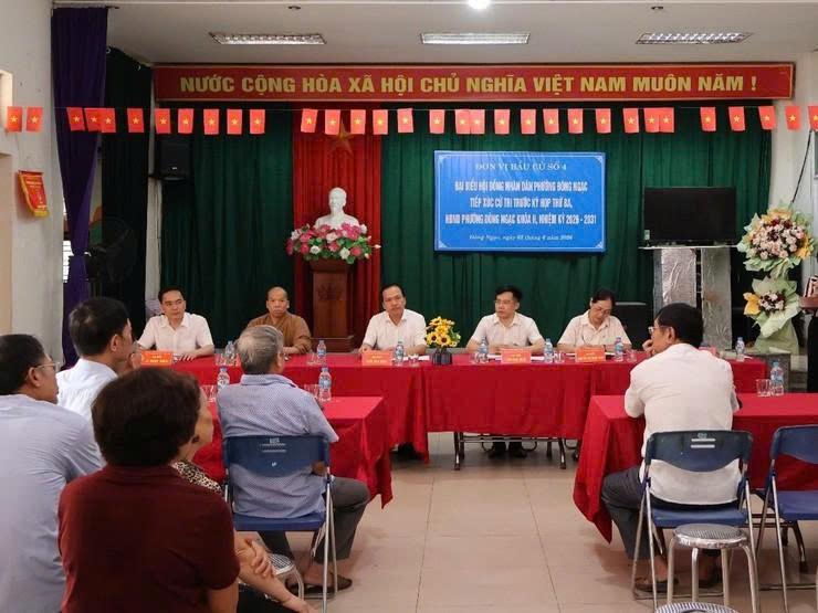 Đại biểu HĐND phường Đông Ngạc lắng nghe ý kiến của cử tri, tập trung tháo gỡ những vấn đề dân sinh từ cơ sở