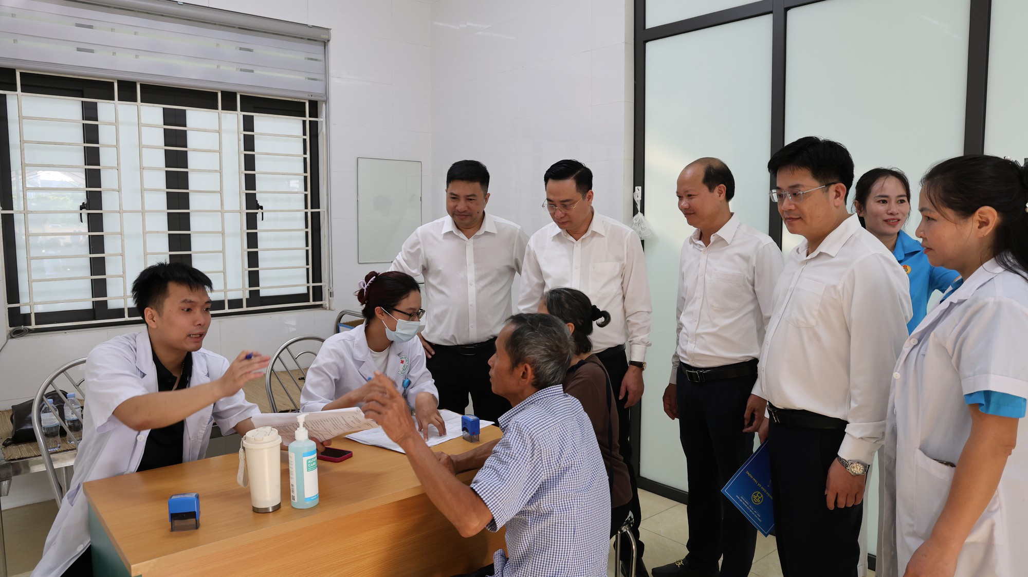 Xã Tam Hưng đưa dịch vụ khám sức khỏe định kỳ miễn phí đến gần người dân