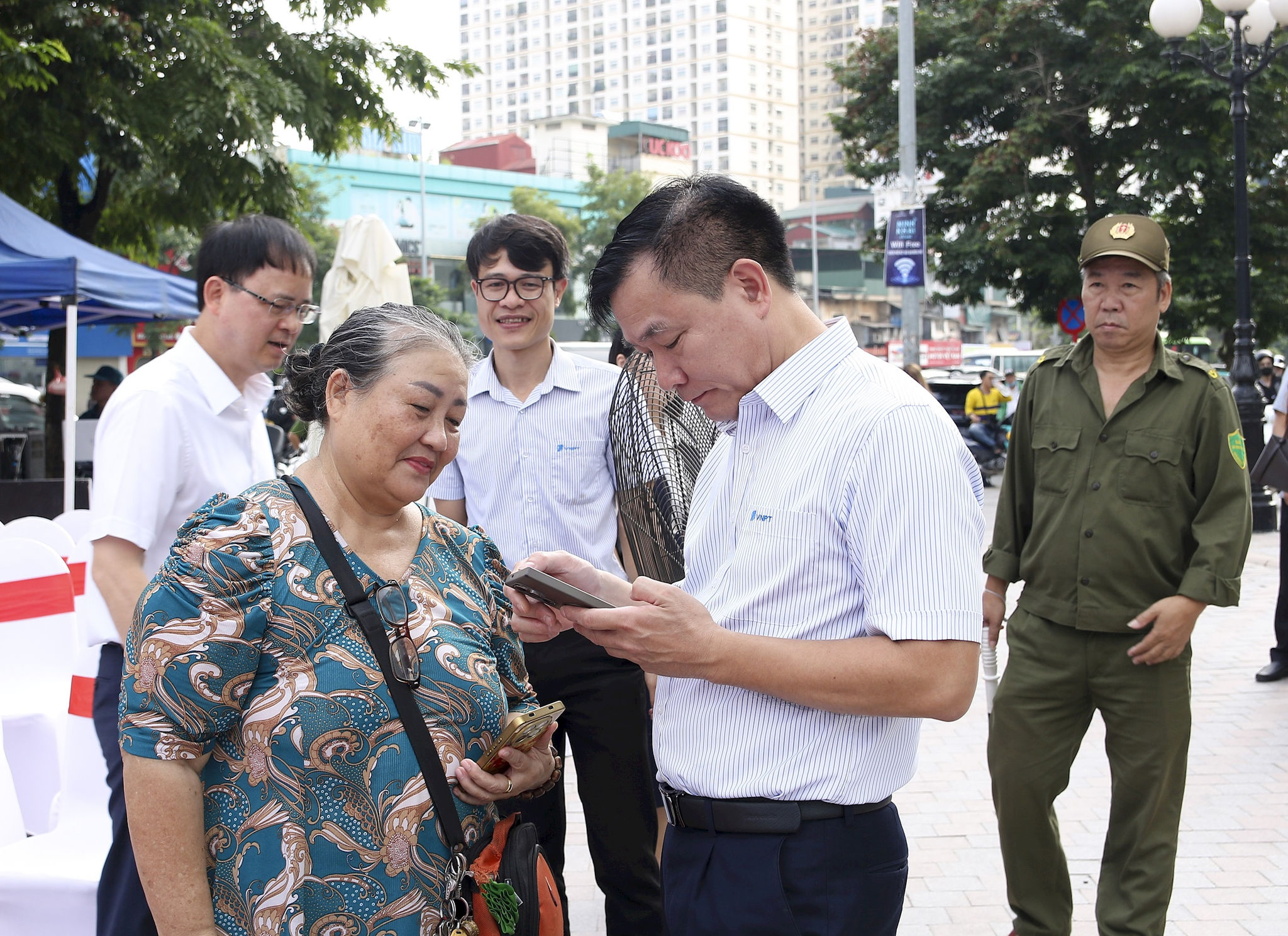 Phường Vĩnh Tuy phủ sóng wifi miễn phí phố Minh Khai, mở rộng không gian số phục vụ người dân