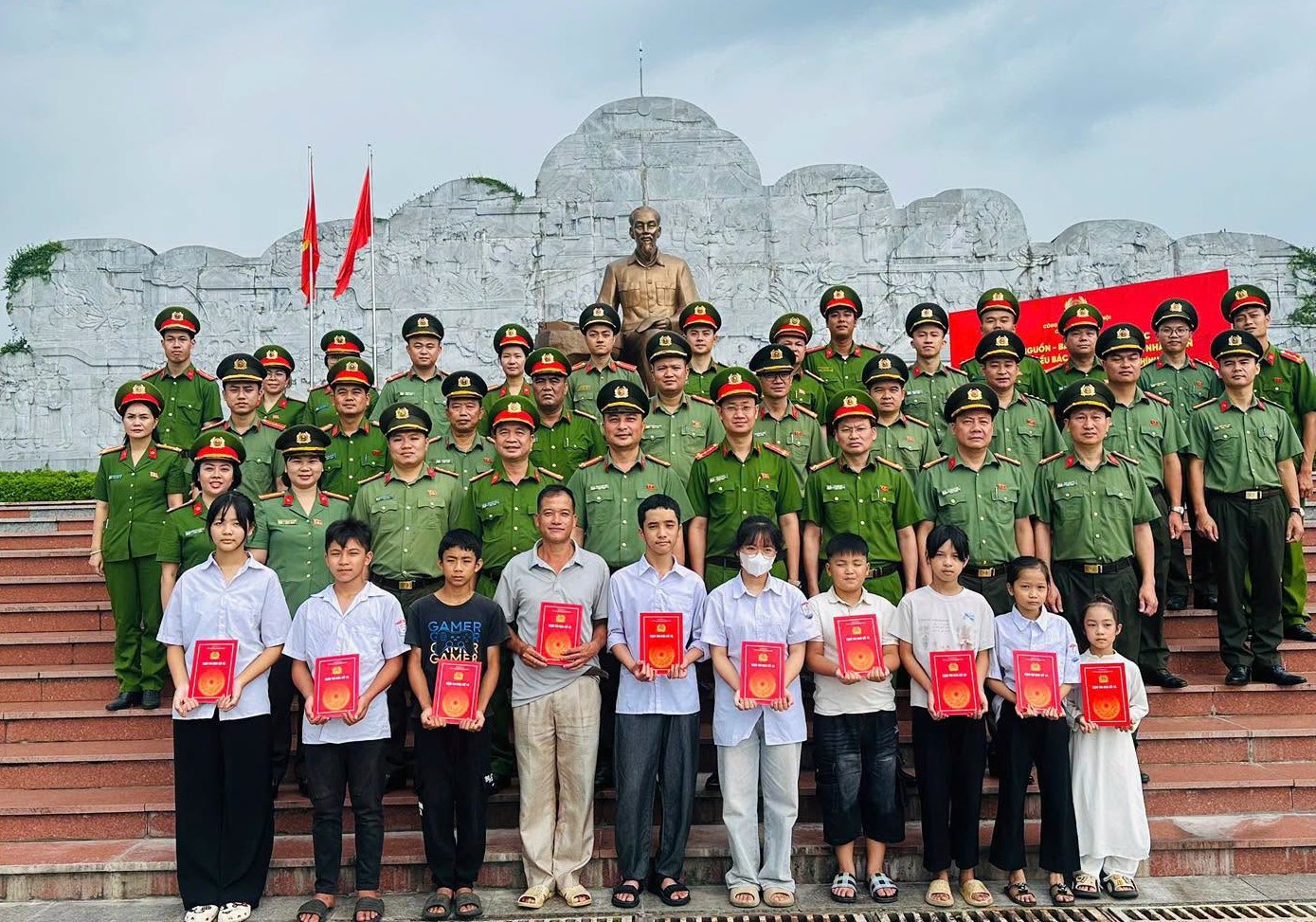 Cụm thi đua số 16 Công an thành phố Hà Nội về nguồn, lan tỏa tinh thần “Vì an ninh Tổ quốc”