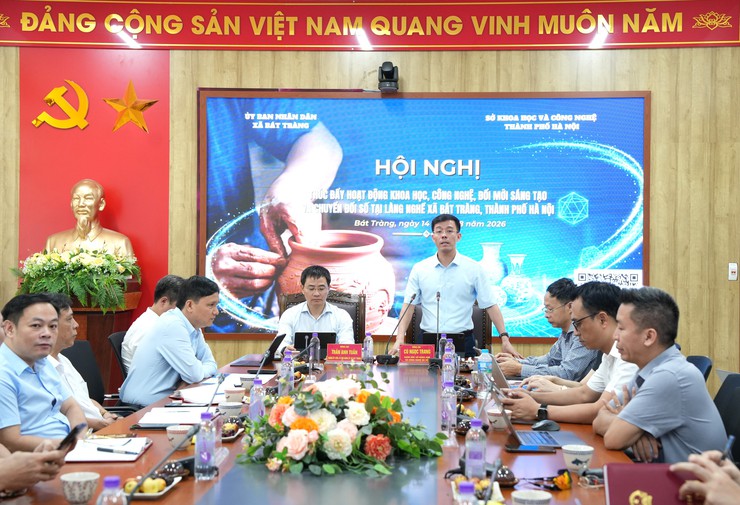 Sở Khoa học Công nghệ thành phố Hà Nội làm việc với xã Bát Tràng, đẩy mạnh ứng dụng công nghệ, mở hướng mới cho làng nghề
