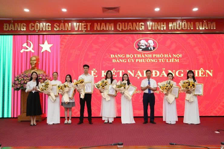 Phường Từ Liêm vun đắp “hạt giống đỏ”, kết nạp 7 học sinh ưu tú vào Đảng