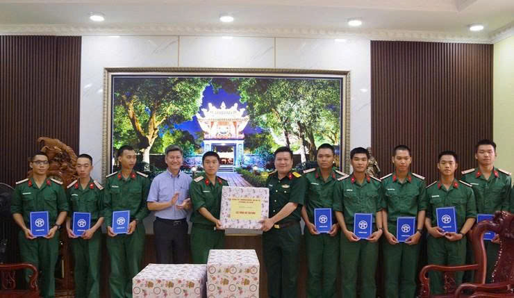 Phường Từ Liêm tiếp thêm động lực để chiến sĩ mới vững bước trong quân ngũ