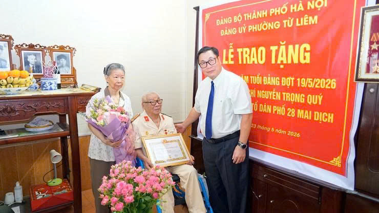 Phường Từ Liêm trao Huy hiệu 80 năm tuổi Đảng, tri ân chặng đường cống hiến của đảng viên Nguyễn Trọng Quý